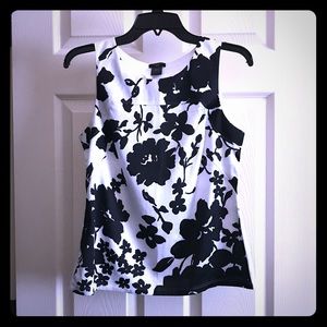 Ann Taylor floral black & white sleeveless top 🌺